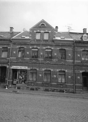 Schöneck, Hauptstraße 52/54. Doppelwohnhaus mit Laden (1880/1900). Teilansicht (Nummer 54 mit Laden). Straßenansicht