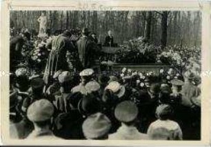 Karl Liebknecht spricht am Leichenzug für die Revolutionsopfer vom 6. Dezember 1918