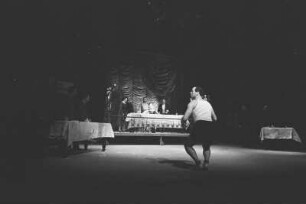 Szenenbilder aus "Der Besuch der alten Dame", tragische Komödie von Friedrich Dürrenmatt. Volksbühne Berlin, 24.02.1965