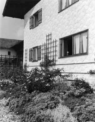 Teilansicht der Fassade eines Wohnhauses