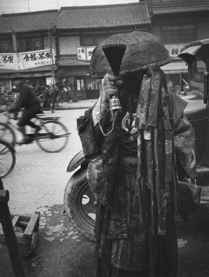 Kyoto. Bettelmönch, sein Glöckchen leutend