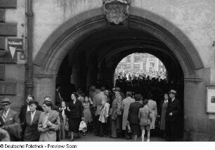 Blick auf die Arkaden des Alten Rathauses vom Naschmarkt aus