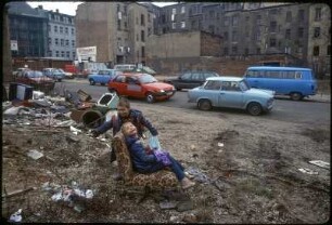 Leipzig, März 1992. Sanierungsgebiet Lindenau. Schrott am Strassenrand, wilde Müllkippe, spielende Kinder
