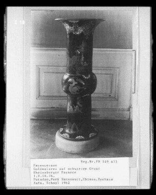 Vase, Rheinsberger Fayence, Goldmalerei auf schwarzem Grund