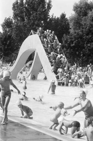 Badebetrieb im Freibad Rüppurr