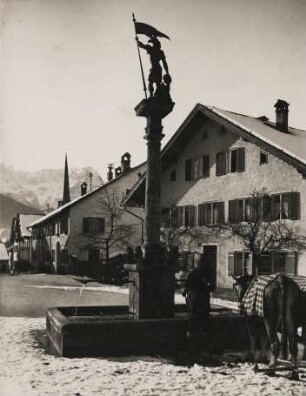 Partenkirchen im Winter. Floriansplatz mit mit dem 1899 geschaffenen St. Florian-Brunnen