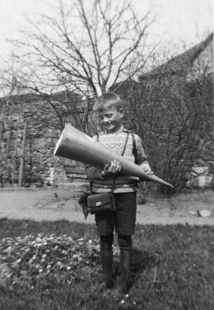 Meusegast? (heute: Dohna-Meusegast). Schulanfänger im Garten des Ritterguts