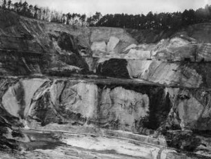 In der Sandgrube : Blick in einen Sandtagebau mit Gebäuden