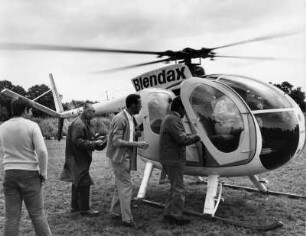 Pinneberg. Ein Hubschrauber steht zum Abflug bereit. Er macht kurze Rundflüge im Auftrag eines Grossmarktes