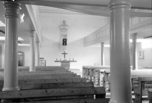Freistett: Evangelische Kirche; vom Eingang zum Altar und zur Kanzel