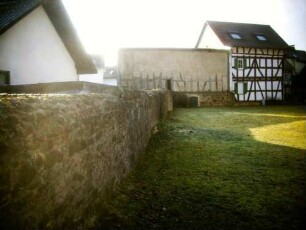 Kraftsolms-Kirchhof im Osten mit Kirchhofmauer im Verlauf nach Süden-nach Auflassung des Kirchhofes im 18 Jh Wehrgang der Kirchhofmauer mit Steinbrüstung abgetragen
