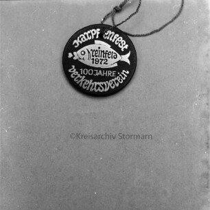 Verkehrsverein von 1872 Reinfeld e.V. [später Bürgerverein Reinfeld e.V.]: 100-jähriges Jubiläum: Plakette: zugleich zum Karpfenfest