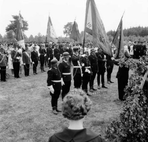 Klein Wesenberg: Amtsfeuerwehrfest des Amtes Reinfeld-Land: Fahnenweihe der neuen Fahne der Amtsfeuerwehr mit der ältesten Fahne von der Freiwilligen Feuerwehr Mönkhagen (1890) durch stellvertretenden Landesverbandswehrführer August Schleßmann, Heide