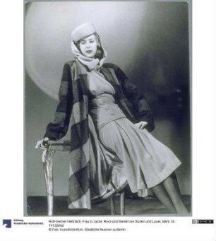 Frau in Jacke, Rock und Mantel von Suden und Lauer