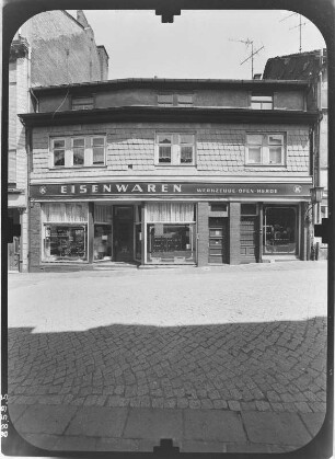 Gotha, Qerstraße. Wohnhaus mit Läden. Straßenfront