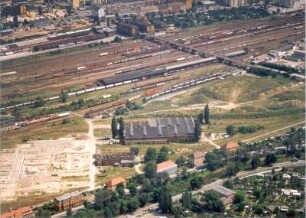 Dresden-Friedrichstadt. Emerich-Ambros-Ufer mit Weißeritz und Güter- und Rangierbahnhof Friedrichstadt. Luftbild-Schrägaufnahme von Südwest