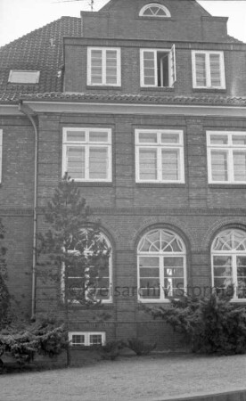 Grabauer Straße 15: Teilansicht: Straßenfront mit Mittelrisalit