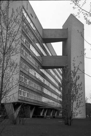 Berlin: Interbau; Siebengeschosswohnhaus mit Verteilerturm; Architekt Niemeyer (Brasilien)