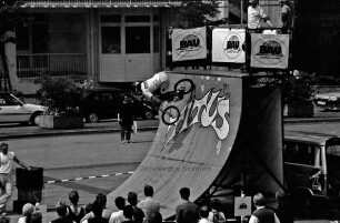 Rathausplatz: Titus-Show-Team aus Münster zeigt Stunts mit Rollschuhen, Skateboards und Bicycle Motocross-Fahrrädern (BMX-Fahrrad) auf einer Veranstaltung des Baugewerbeverbands Schleswig-Holstein für die Ausbildung als Handwerker
