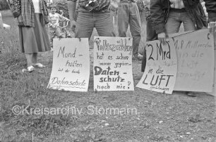 Protestaktion gegen Volkszählung: Demonstranten mit Protestschilder auf Wiese
