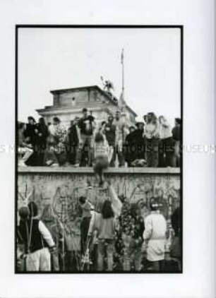 Berliner auf der Mauer am Brandenburger Tor
