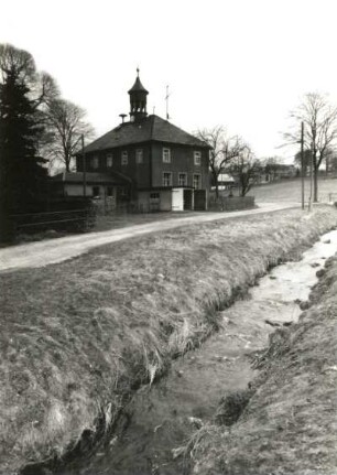 Pfaffroda-Dittmannsdorf, An der Biela. Alte Schule (Gemeindeverwaltung) (1853). Ansicht über die Biela von Westen