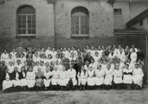 Gruppenbild mit Bediensteten der Kasernenanlage Albertstadt