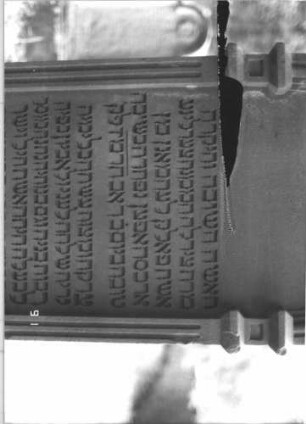 Grabstein 206 (Index: 99609842) Material: Sandstein Zustand: gut, Schrift mit schwarzer Farbe nachgezogen Beschreibung: Stele, Segmentbogenabschluß mit Verdachung und Urnenaufsatz, Schriftfeld eingetieft mit Rundbogenabschluß, Sockel Symbolik: Urne, Rosetten: Grabstein 206A (Nachholaufnahme 3)