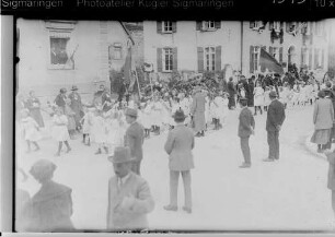 Volksfest Sigmaringen 1924; Kindergruppen beim Festumzug vor dem Weinhaus Nell