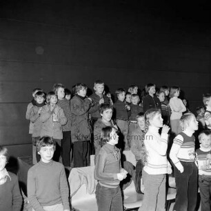 Presse: LN-Treff: Veranstalter Lübecker Nachrichten (LN): Sporthalle der Realschule, Schützenstraße: Kindernachmittag: Besucher mit Getränken, 7. März 1978