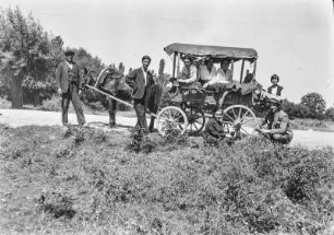 Pferdewagen : Mehrere Personen mit einem Pferdewagen.