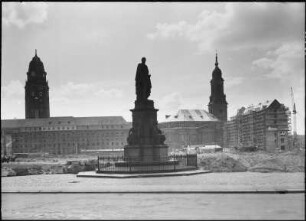 Denkmal für Friedrich August II. : Dresden-Altstadt, Neumarkt. Denkmal für Friedrich August II. (Bronze, Granitpostament; Gesamthöhe ca. 4,50 m; 1866; E. J. Hähnel). Blick gegen Neues Rathaus, Kreuzkirche und Wohn- und Geschäftshäuser