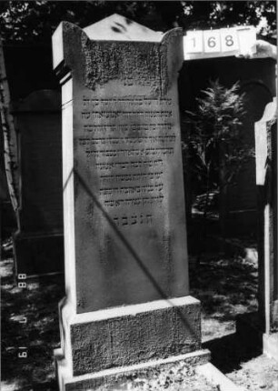 Grabstein 168 (Index: 100094316) Material: Sandstein Zustand: gut Maße HxBxT: 175x69x32 cm Beschreibung: kon. Stele, getreppt. Sock, stilisiert. Eckakrot. , pyramid. art. Abschl Besonderheit: gereimter 4-Zeiler: Grabstein 168