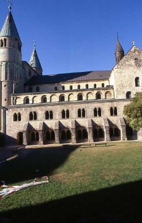Gernrode am Harz - Stiftskirche : Seitenansicht der romanischen Stiftskirche. Aufgenommen in Gernrode am Harz, ca. 2004