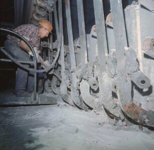 Aluminiumherstellung. Elekrolyseofen. Arbeiter beim beim Umsetzen der Kontakte an der Anode