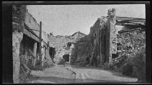 Chauvoncourt (Dep. Meuse, Frankreich): Innenhof innerhalb der Ruinen der Mac-Mahon-Kaserne mit Bohlenweg