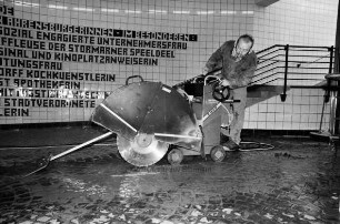 Manhagener Allee: Fußgängerunterführung unter der Bahnstrecke Hamburg-Lübeck: Maik Schröder trennt Betonbodenbelag mit einer Fugenschneidemaschine auf