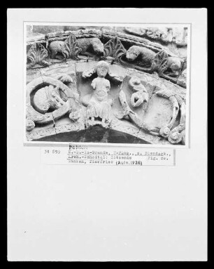 Archivoltenscheitel mit sitzender Figur und Tierfries