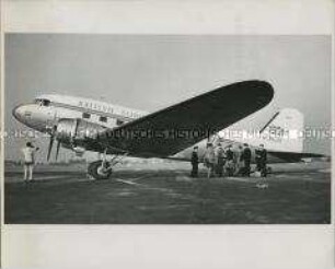 Einstieg in eine "Pionair"-Maschine der British European Airways
