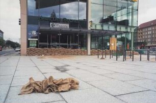 Dresden-Altstadt, Dr.-Külz-Ring 12. Geschäftshaus (Haus des Buches und Commerzbank). Eingangsseite mit gestapelten Sandsäcken