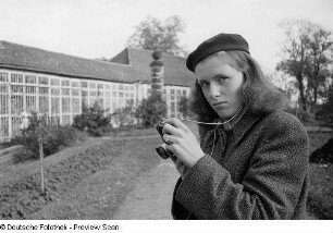 Renate Rössing mit Kamera vor der Gärtnerei der Orangerie des Schlosses Belvedere
