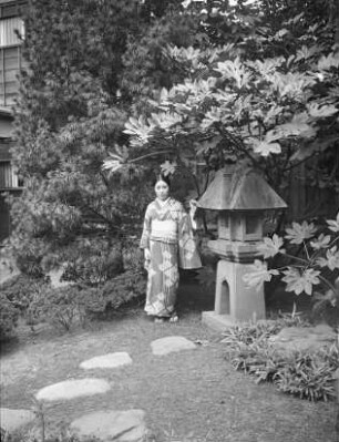 Garten eines Hotels in Sendai : Japanerin im Kimono neben einer Steinlaterne