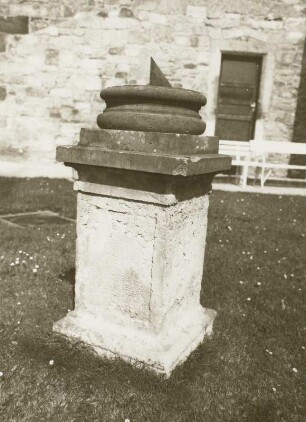 Maxen, Sonnenuhr auf Sockel : Maxen (Kreis Pirna), Sonnenuhr auf Sockel, Sandstein, Schlossgarten