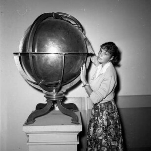 Kassel, An der Karlsaue 20 c. Orangerie. Astronomisch-Physikalisches Kabinett. Museumsbesucherin neben einem (Himmels?-)globus