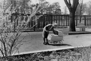Hamburg. Planten un Blomen. Erika fährt Angela aus. Diese ist bei einem Luftangriff 1944 ums Leben gekommen
