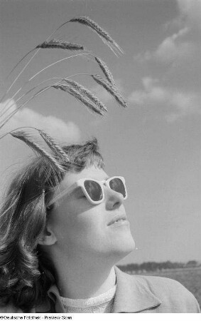Renate Rössing mit Sonnenbrille und Ähren