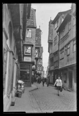 Blick in die belebte Eichelgasse