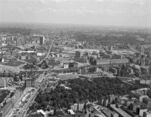 Luftaufnahme, Blick von Süden über Kreuzberg vom Mehringplatz Richtung Karl-Marx-Allee. Berlin-Kreuzberg, Nauenburger Straße, Lindenstraße, Kochstraße