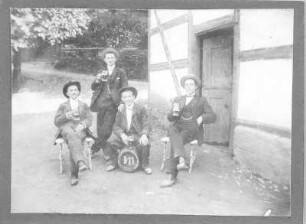 Ernst Otto Gerhardt mit drei Freunden beim Biertrinken