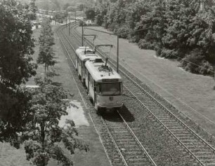 Zweigleisige Straßenbahnstrecke in Seitenlage mit Zweiwagenzug (Tw + Tw) der Linie 3 nach Wilder Mann. Blick von der Fußgängerbrücke zum Carolaplatz : Dresden-Neustadt, Albertstraße. Zweigleisige Straßenbahnstrecke in Seitenlage mit Zweiwagenzug (Tw + Tw) der Linie 3 nach Wilder Mann. Blick von der Fußgängerbrücke zum Carolaplatz